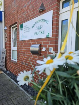 Hier siehst du den Haupteingang unserer Produktionsstätte in Ellerbek.