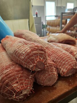 Produktion Kasseler, frisch eingenetzt und vorbereitet zum Räuchern.