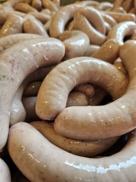 Frisch gebrühte Rostbratwurst, perfekt zum Grillen.