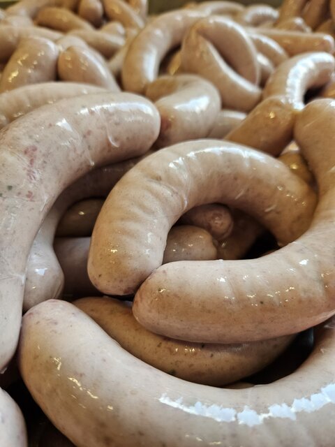 Frisch gebrühte Rostbratwurst, perfekt zum Grillen.