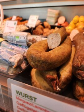Wochenmarkttresen Hausgemachte Landleberwurst im Ring, aufgeschnitten und zum Verzehr servierfertig.