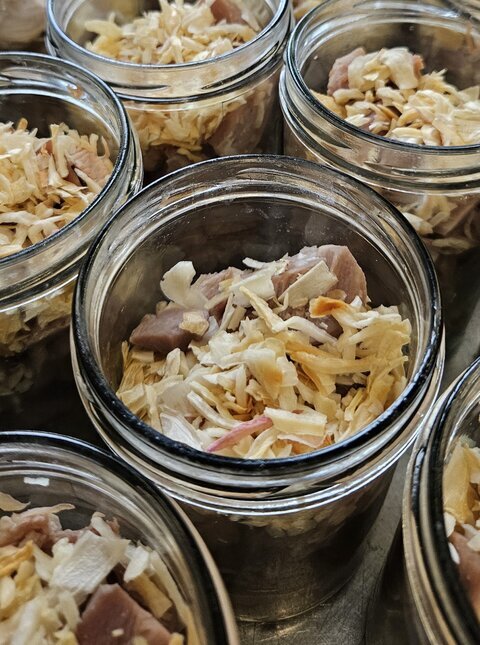 Sauerfleisch im Glas wird hier gerade frisch hergestellt.